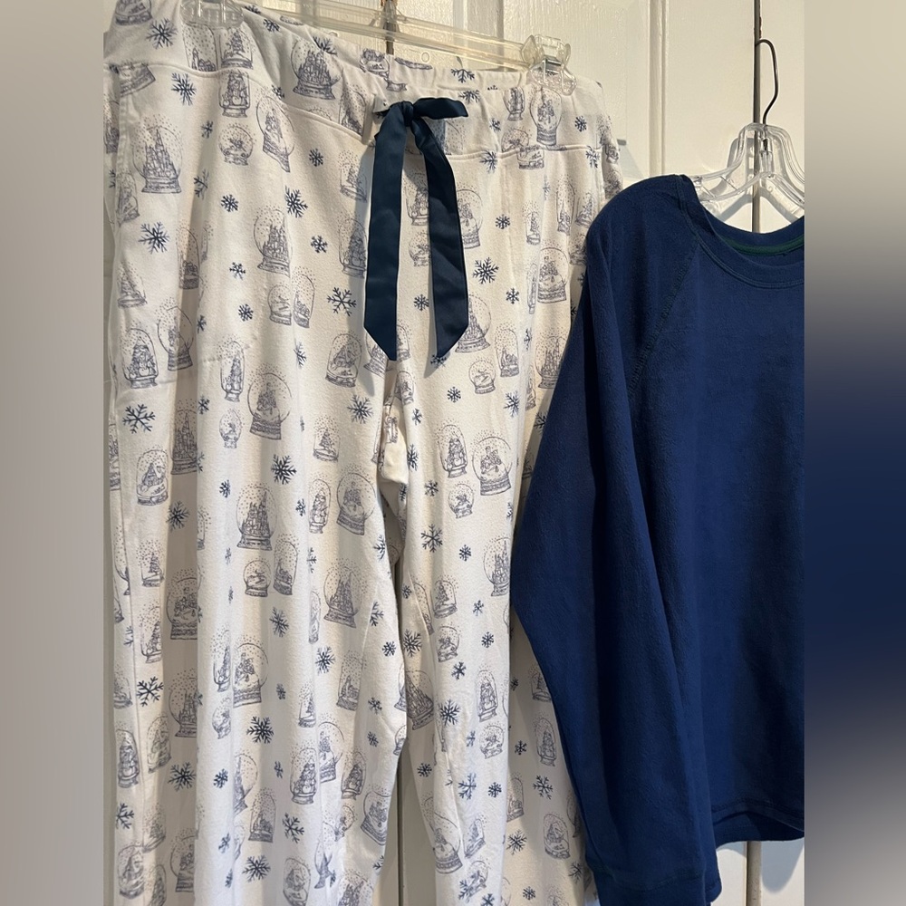 2 Pc SNOWGLOBE❄️ Pj Set ! SOMA, White & Blue SNOWGLOBE Pants & SOFT Blue Top